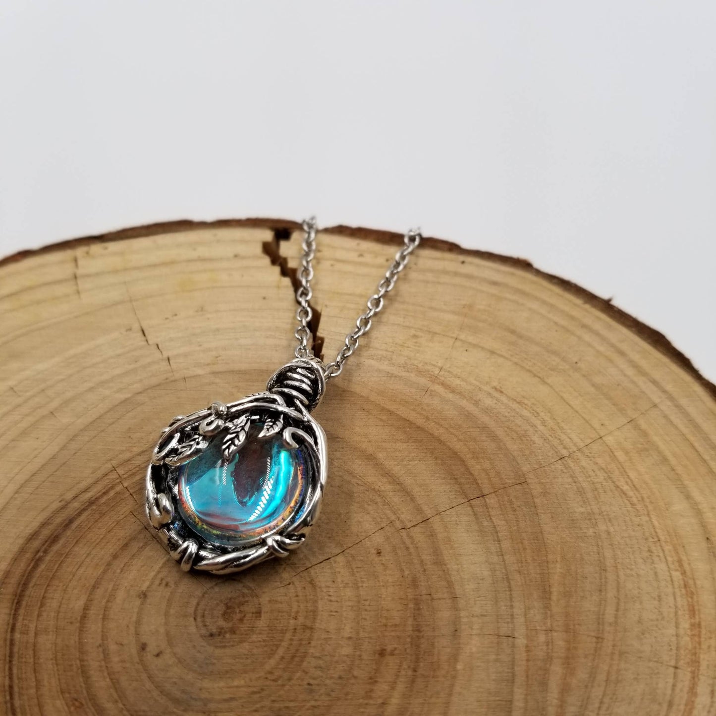 CHAKRA JEWELRY - Leaf Entanglement Moonstone Pendant Necklace