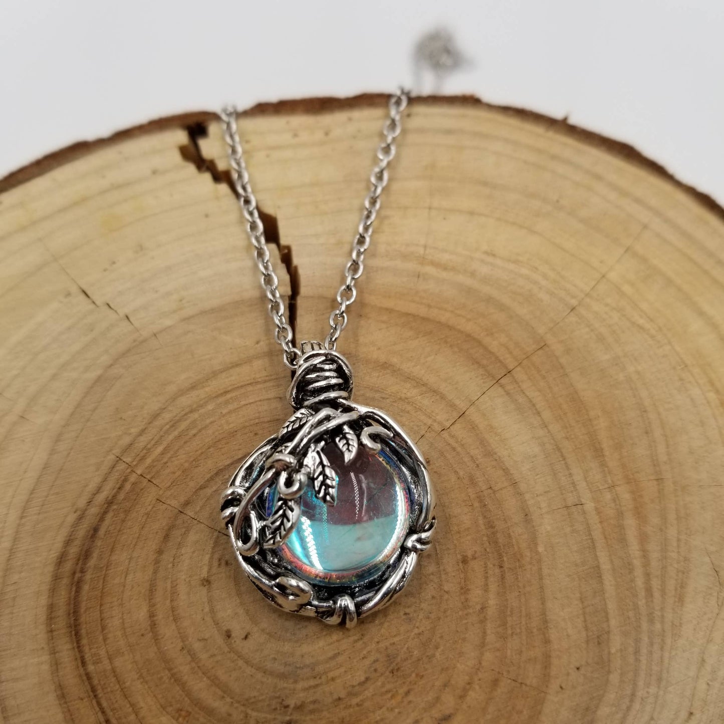 CHAKRA JEWELRY - Leaf Entanglement Moonstone Pendant Necklace